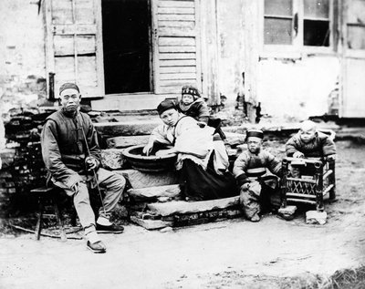 Een Chinese Familiescène, ca. 1870s door European Photographer